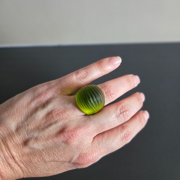 Vintage Lalique Green Crystal Dome Ring – Signed Art Glass, Size 7–7.5 - Picture 1 of 4